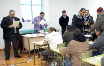 El Director del CP de Burgos y el Gerente del Organismo Aut&#243;nomo entregan las acreditaciones