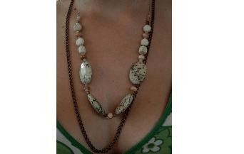 Collar piedras y arcilla beige