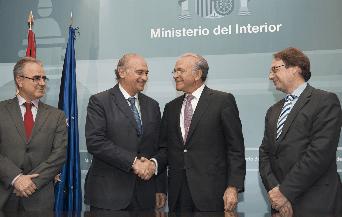 El Ministro del Interior y el Presidente de La Fundación "la Caixa" en el acto de firma del convenio.