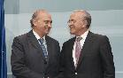 El Ministro del Interior y el Presidente de La Fundación "la Caixa" en el acto de firma del convenio.